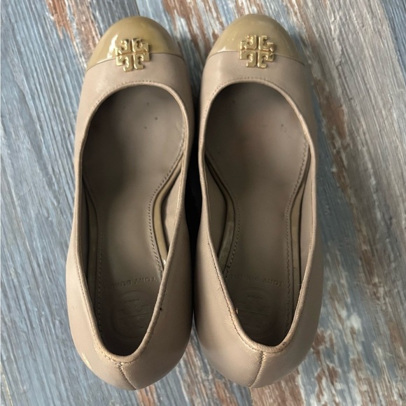 TORY BURCH Jolie Logo Medallion/Leather Wedge Pump Heel Size 5.5 - Picture 4 of 5